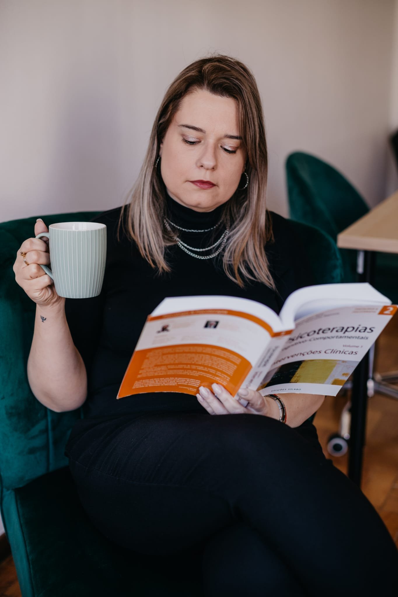 Sandra Pereira lendo um livro de psicologia