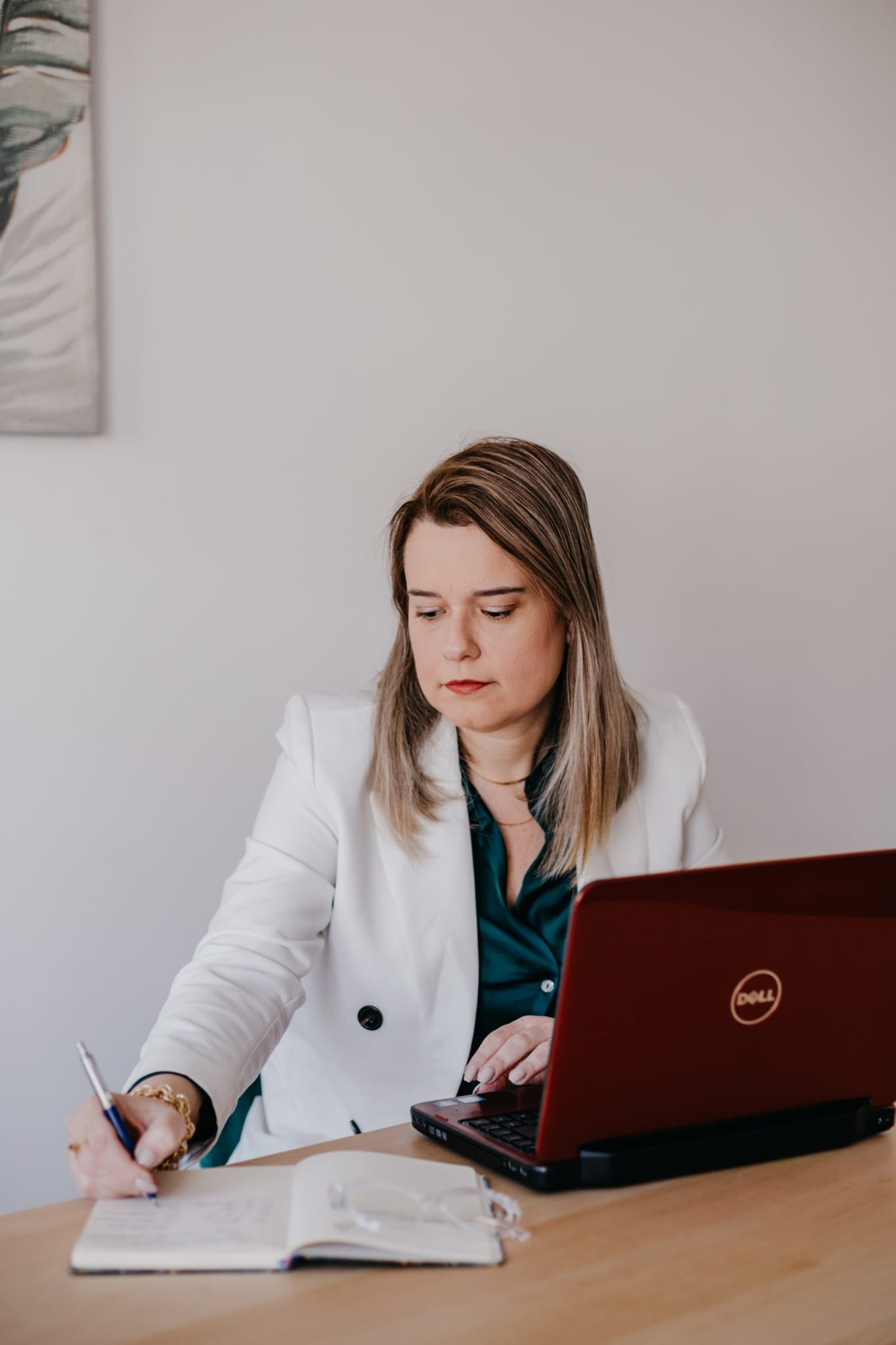 Sandra Pereira trabalhando em seu consultório